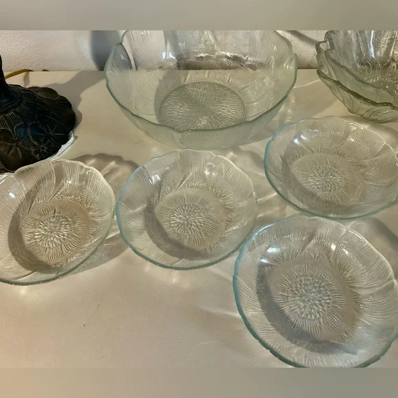 4 Arcoroc Fleur bowls/dishes. 5.75” - Picture 3 of 16